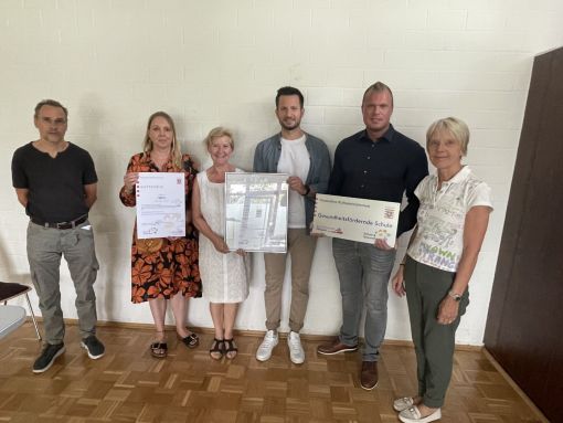 Direktorin Behling (Mitte) freute sich mit dem Kollegium über die Auszeichnung.