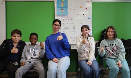 Amina Maatoug (Mitte) machte an unserer Werbung für die französische Sprache. Den Sechstklässlerinnen und -klässlern gefiel’s.