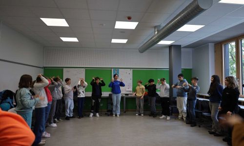 In der Französischstunde von Amina Maatoug (Mitte) lernten die Aueschülerinnen und -schüler spielerisch viele Vokabeln.