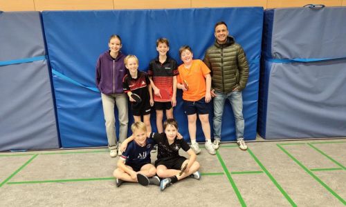 Unsere Tischtennismannschaft zusammen mit Herr Menda und Dhara Ries