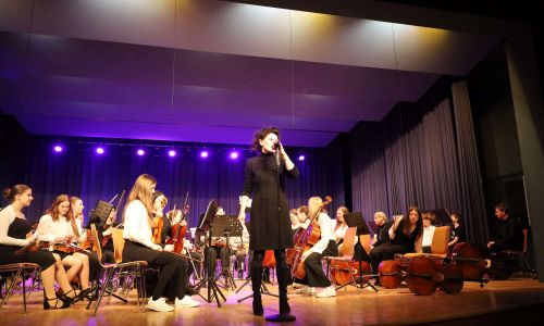 Frau Krones vor unserem Orchester