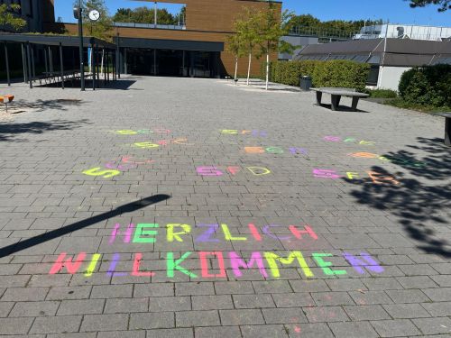 Kreidezeichnungen für die neuen Fünfer im Schulhof