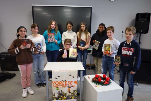 Hinten v.l.n.r.: Zümra Özdemir, Lotta Rosam, Tina Gász, Organisatorin Gerhild Krause, Nala Sandmann, Nobel Ghide Gebrengus, Leon Roßkopf und Nino Emanuel Vargiu. Vorne sitzt der Schulsieger Simon Krämer.