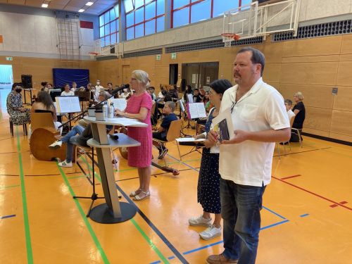 Schulleiterin Sabine Behling bei ihrer Rede