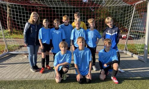 Unsere Fußballmannschaft zusammen mit Frau Wittenberger