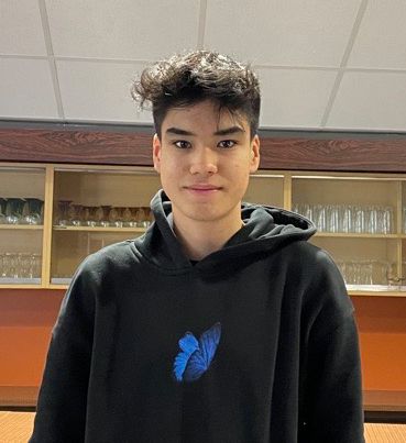 Unser Schulsprecher Chris im Foyer der Gersprenzhalle