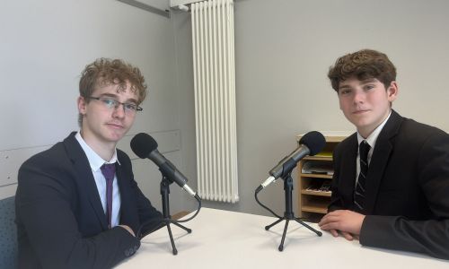 Noah (li.) interviewt Moritz zu Lern-Apps und Gamification