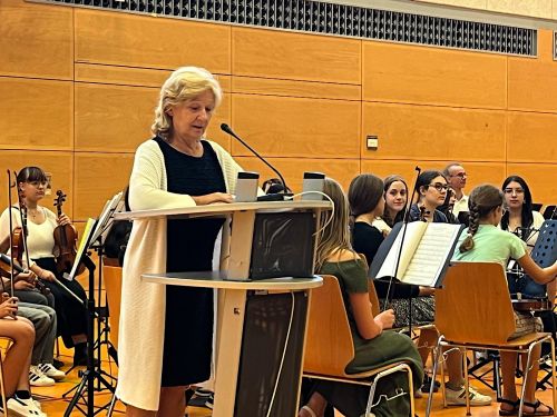 Schulleiterin Behling hält ihre Rede