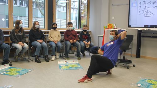 Mathieu Lejeune brachte motivierten Sechstklässlerinnen und –klässlern auf charmante Art mit viel Körpereinsatz einige grundlegende Französischvokabeln bei.