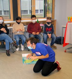 Mathieu Lejeune brachte motivierten Sechstklässlerinnen und –klässlern auf charmante Art mit viel Körpereinsatz einige grundlegende Französischvokabeln bei.