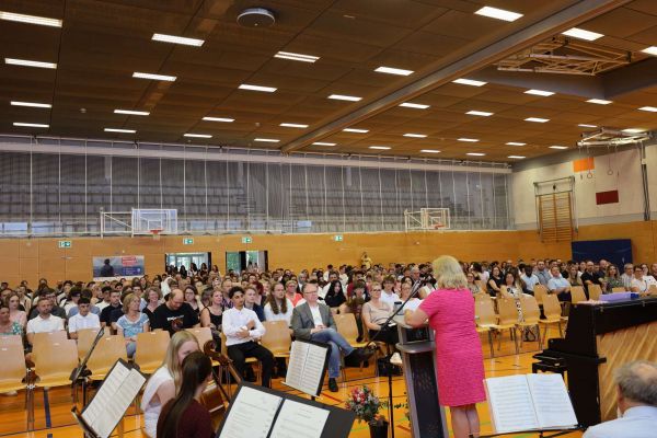 Direktorin Behling hält ihre Rede in der Gersprenzhalle