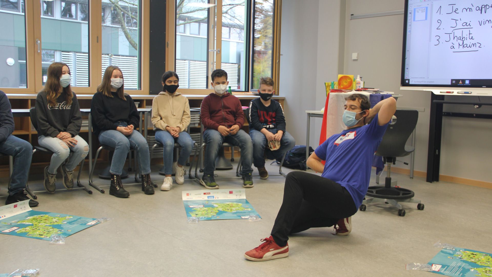 Mathieu Lejeune brachte motivierten Sechstklässlerinnen und –klässlern auf charmante Art mit viel Körpereinsatz einige grundlegende Französischvokabeln bei.