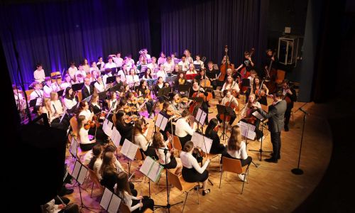 Unser Orchester zusammen mit der Geschwister-Scholl-Schule von oben